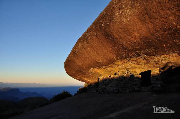 Na base do Castelo do Açu, iluminado pela última luz do sol, no Parque Nacional da Serra dos Órgãos, no Rio de Janeiro